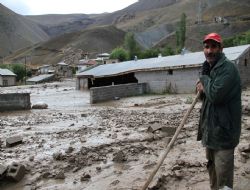 Sel ahırları yıktı